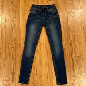 Wallflower Skinny Jeans. SZ 1 Juniors.  Medium rises. Excellent condition